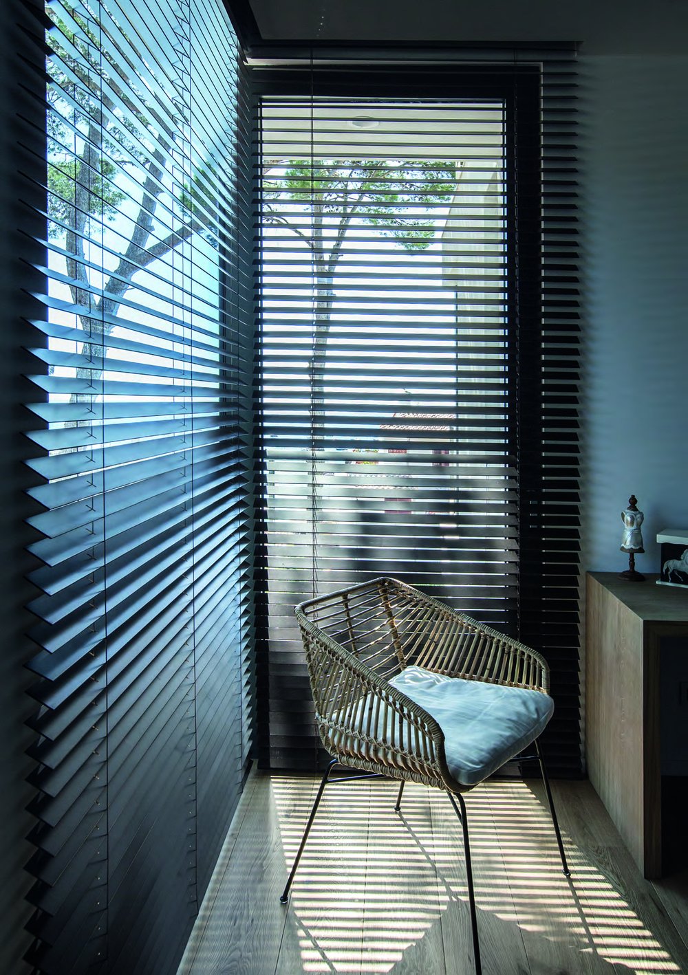 Wood venetian blind with warm timber slats
